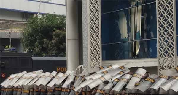 Buruh Lempar Kaca Gedung DPRD Sumut Sampai Pecah-Pecah