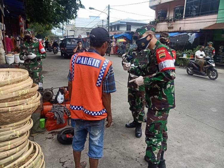 Ajendam I/BB Gelar Operasi Pendisplinan Masyarakat Terhadap Protkes di Pasar Kampung Lalang
