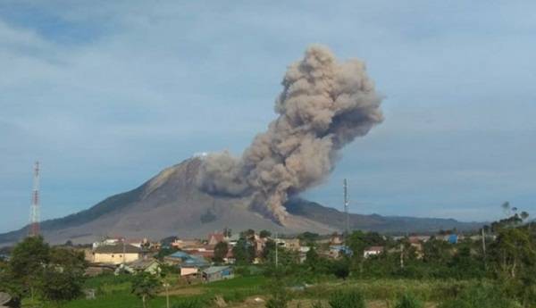 Tiga Kecamatan Terdampak Debu Vulkanik Gunung Sinabung