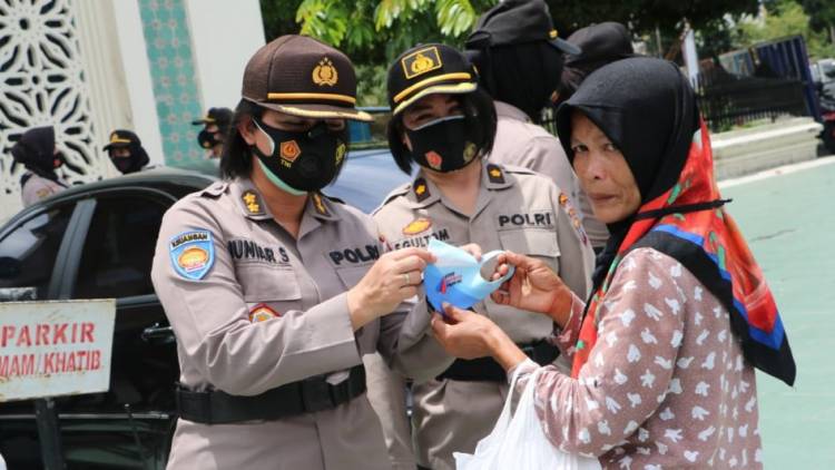 Polwan Poldasu Laksanakan Patroli dan Bagikan Masker untuk Masyarakat