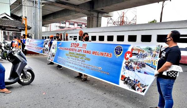 Awas!!! Melanggar  Perlintasan Rel Kereta Api  Terancam Denda Hingga Kurungan