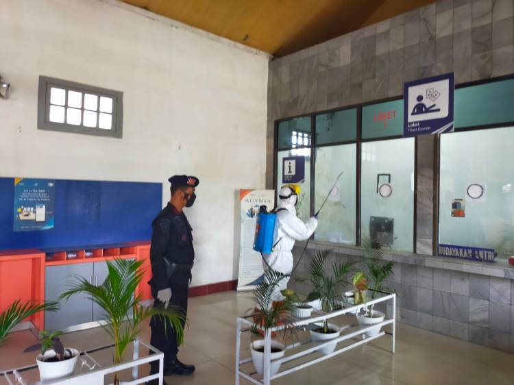 Kompi 3 Batalyon B Brimob Poldasu Semprotkan Disinfektan Eco Enzime di Fasilitas Umum