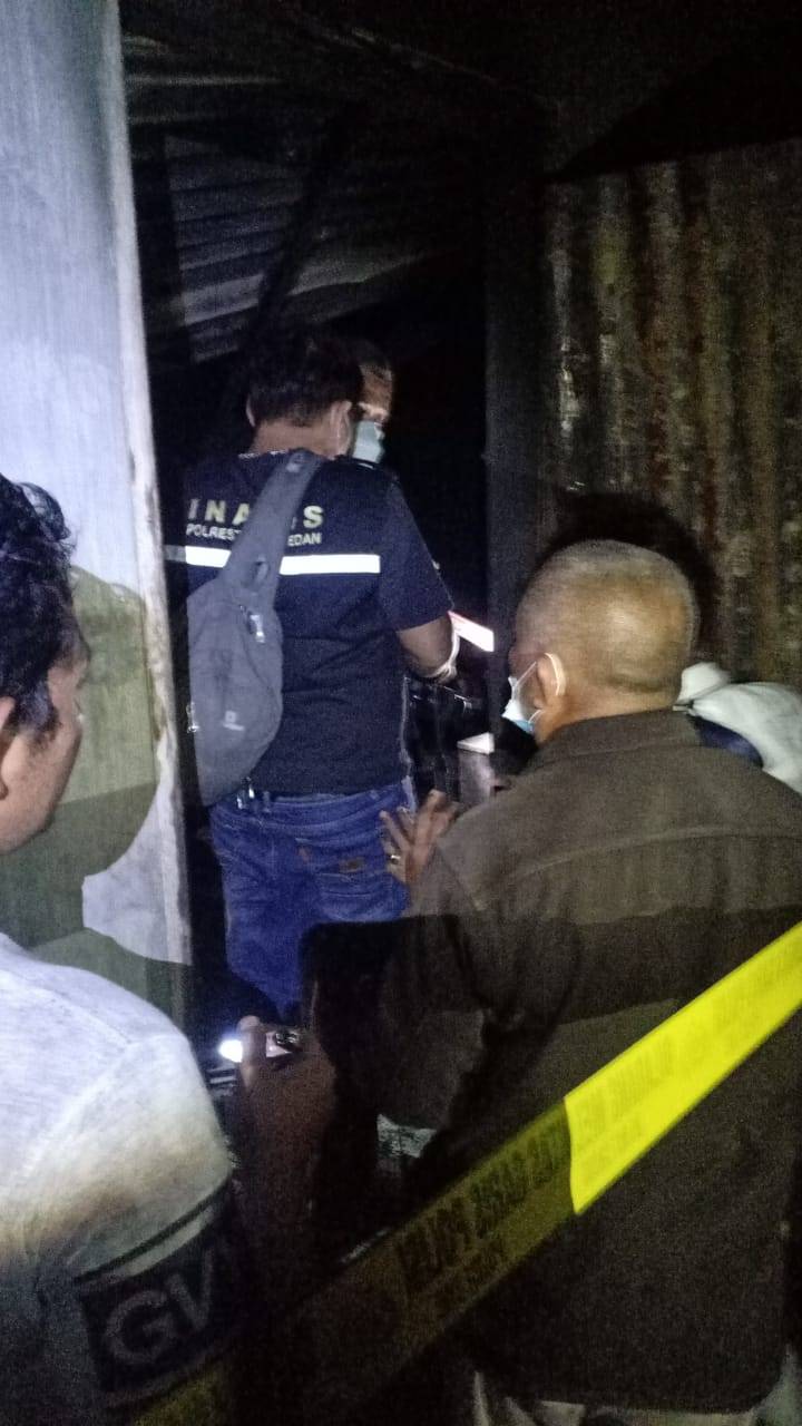 Polsek Medan Baru Pasang Police Line Pasca Terbakarnya Bengkel Sepeda Motor