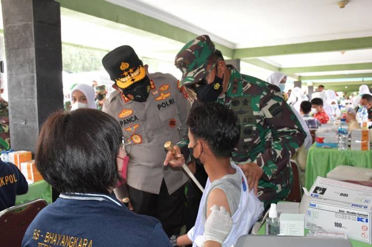Digelar Alumni Akabri 1999, Pangdam I/BB Bersama Kapoldasu Tinjau Pelaksanaan Serbuan Vaksinasi