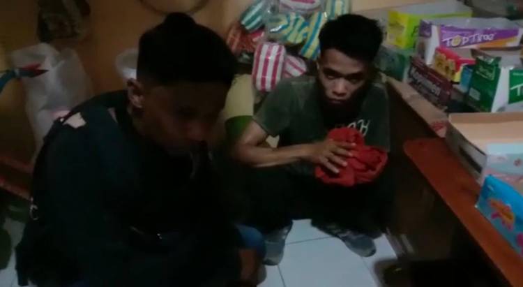 Beli Rokok Pakai Upal, Dua Pria Ditangkap Warga