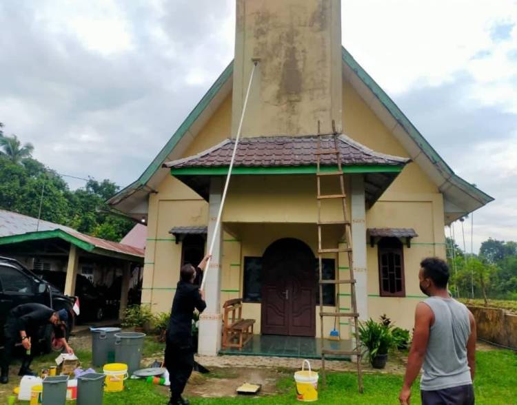 Brimob Poldasu Gotong Royong Bersihkan Rumah Ibadah*