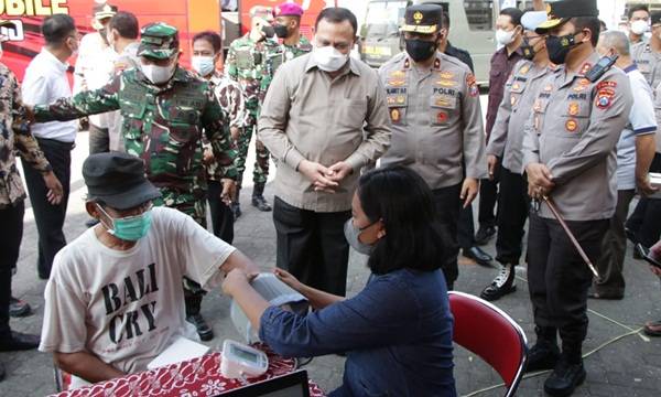 Tinjau Vaksinasi di Jatim, Ketua KPK Berikan Penghargaan Kepada TNI/Polri