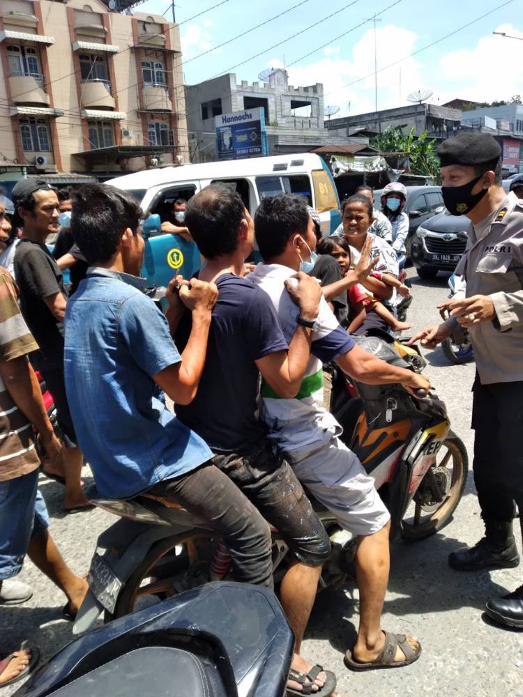Seorang Pria Bonyok Dihajar Massa dan Diseret ke Polsek Medan Labuhan