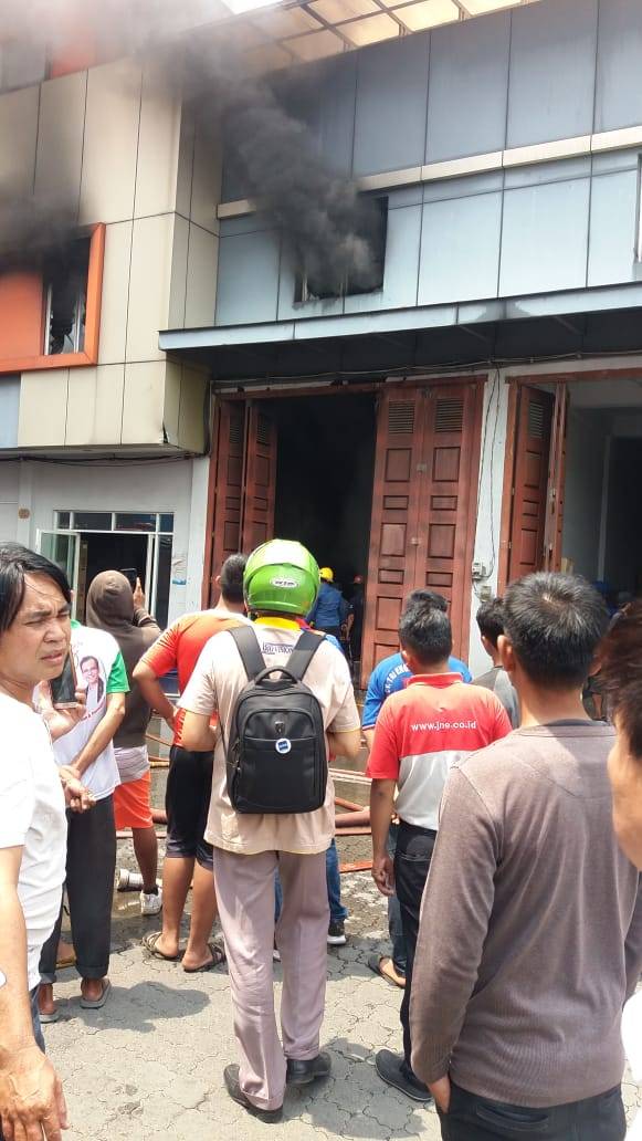 Sebanyak 14 Unit Mobil Damkar Dikerahkan Untuk Menjinakkan Sijago Merah