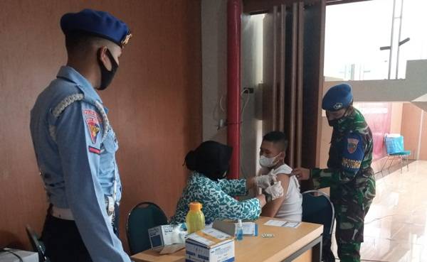 Tim Vaksinator Lanud SIM Terus Berupaya Gelar Serbuan Vaksinasi di Banda Aceh Convention Hall