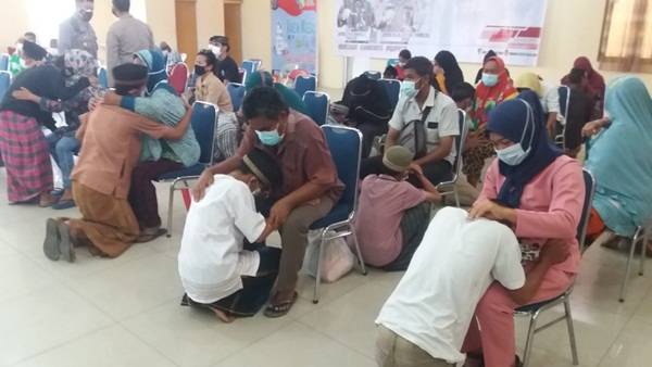 Dipulangkan Usai Dibina, Puluhan Pelaku Tawuran di Belawan Sungkem Orang Tua