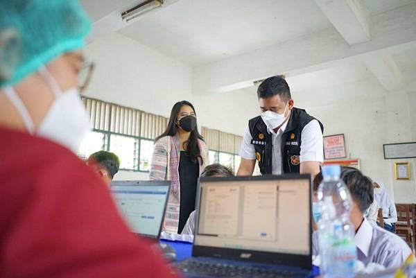 Bobby dan Kahiyang Tinjau Vaksinasi di SMPN 40 Medan