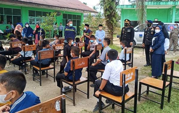 Danyon B Pelopor Brimob Sumut Tinjau Vaksinasi Pelajar
