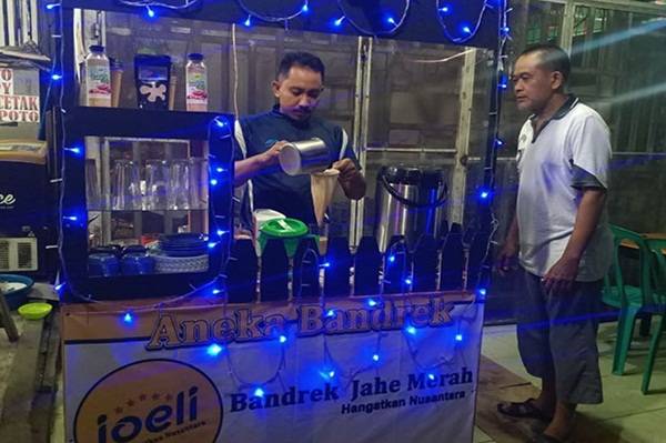 Bandrek Joeli  di Perempatan Limapuluh Jajal Konsep Angkringan