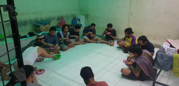 Guna Tingkatkan Imunitas, Tahanan Polsek Medan Baru Makan Siang Bersama Usai Sholat Jum'at