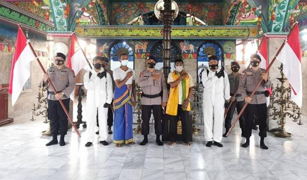 Brimob Polda Sumut Semprot Disinfektan Kuil Shri Mariamman Medan