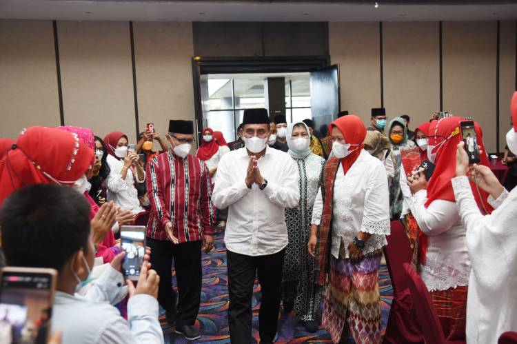Suka Cita  Sambut Kedatangan Gubernut di Maluku Utara