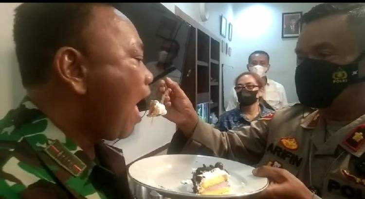 HUT TNI ke- 76, Camat dan Polsek Berikan Kejutan ke Danramil Medan Timur