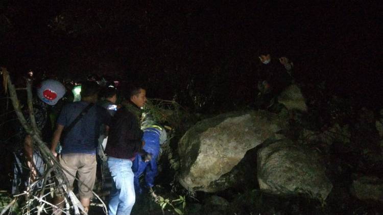 Batu Tebing Jl Jamin Ginting Runtuh Tanpa Mobil.