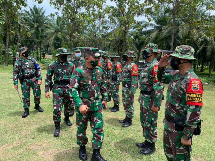 Terjun Langsung Lihat Para Prajurit Dalam Latihan Pratugas Yonif 126/KC, Wadanpussenif Kodiklatad Beri Pengarahan