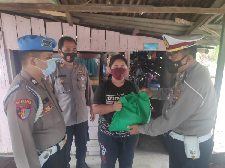 Polres Tapsel Peduli Bagi Warga Salurkan Paket Sembako Dalam Operasi Yustisi Di Angkola Muara Tais