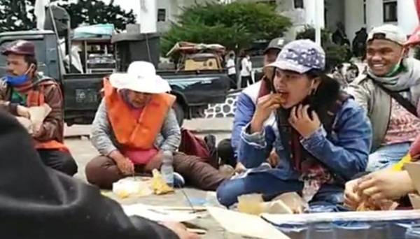 Aksi Demo Tutup TPL di Kantor Bupati Toba Dikawal Ketat TNI Polri