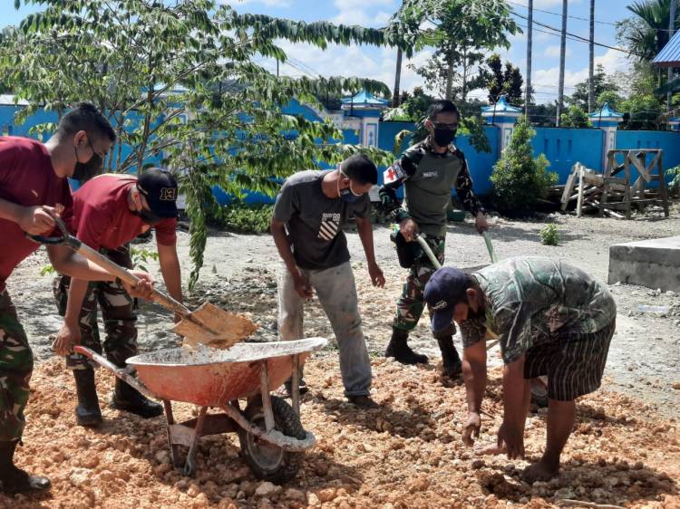 Wujud Peduli Pendidikan, Satgas Yonif 131/Brs Bersihkan TK Pembina Papua