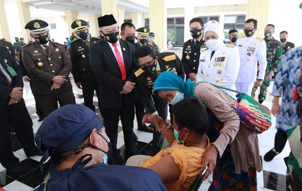 Kapolda Jatim Hadiri HUT ke 76 TNI