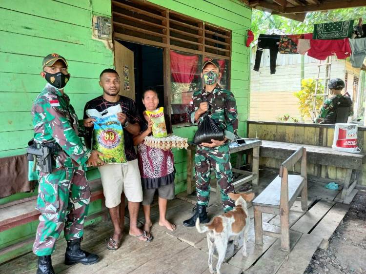 Kepada Warga Kampung Kibay Papua, TNI Bagikan Topi Braja, Pakaian dan sembako