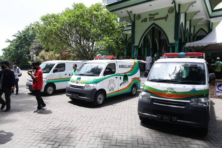 Wagubsu Serahkan Serahkan Dua Unit Ambulans dan Satu Mobil Usaha Gratis