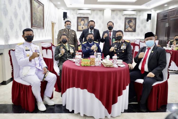 Kapolda Jatim Beserta Pejabat Utama Kunjungi Mako TNI