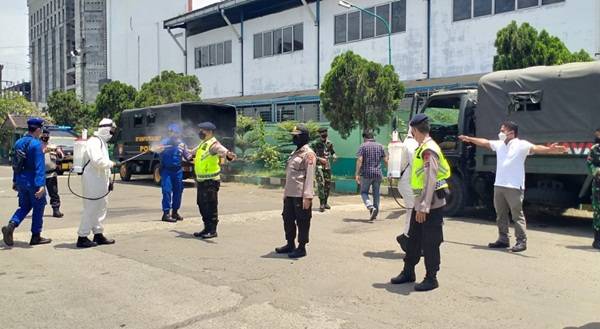 Brimob Poldasu Bersama Satgas Covid-19 Provsu Bagikan Masker di Kecamatan Medan Amplas