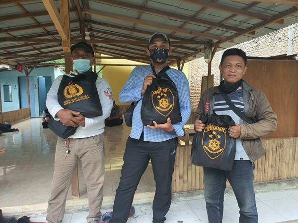 Kabareskrim Bagikan Sembako Kepada Forum Wartawan Polri