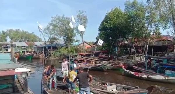 BBM Langka, Nelayan di Asahan Angkat Bendera Putih Karena Tidak Bisa Melaut