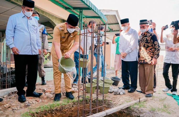 Bobby Nasution Letakkan Batu Pertama Renovasi Pembangunan Masjid