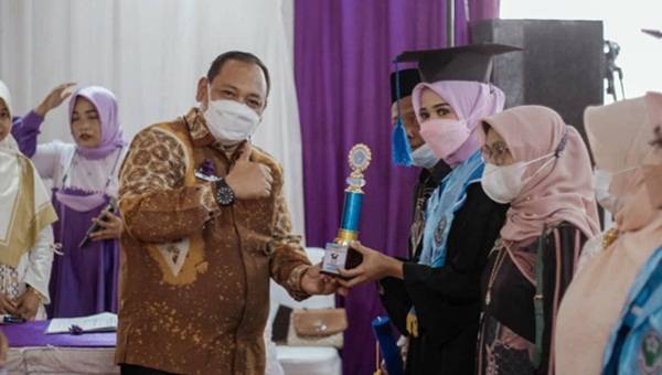 Akbid Sentral Kota Padangsidimpuan Wisuda 19 Mahasiswa