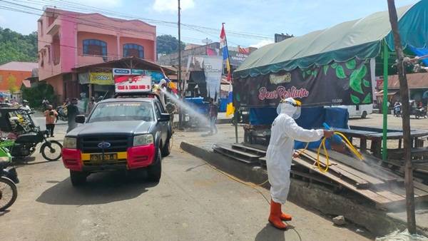 Brimob Poldasu Intensifkan Penyemprotan Disinfektan Rumah Ibadah dan Pusat Keramaian di Batang Toru