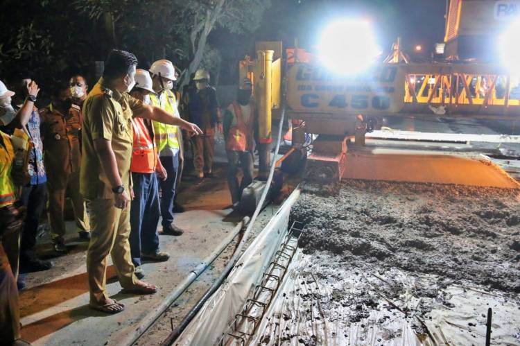 Wali Kota Medan Melakukan Peninjauan Hingga Malam Hari Untuk Pastikan Pembetonan Jalan Berjalan Baik