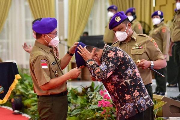 Zulkifli Hasan Sematkan Baret IARMI kepada Edy Rahmayadi