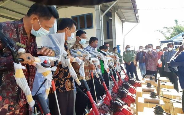 TPL Serahkan 16 Unit Cultivator ke Pemkab Toba