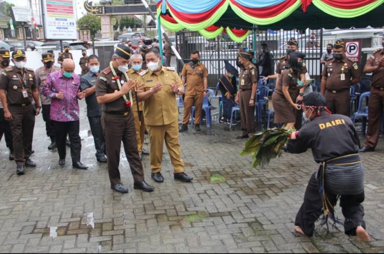 Tinjau Adhyaksa Peduli Vaksin Covid-19 di Dairi, Kajati Sumut Disambut Dengan Tari Era-Era