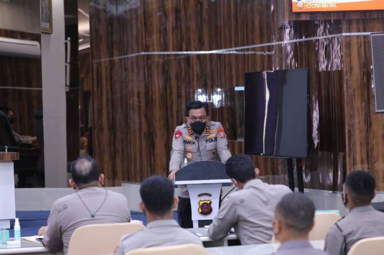 Irjen Pol. Drs. R. Z. Panca Putra S, M.Si Berikan Pengarahan kepada Bintara Noken