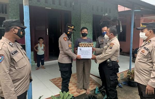 Polsek Patumbak Berikan Tali Asih Korban Terdampak Covid-19