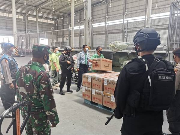 50 Ribu Dosis Vaksin Coronovac Tiba di KNIA, Dikal Ketat Brimob Menuju Gudang Dinkes Sumut