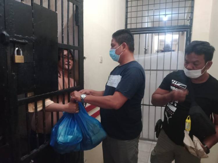 Polsek Medan Baru Bagikan Makanan Tambahan Ayam Penyet, pada tahanan