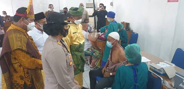 Ratusan Pedagang Pasar Petisah Ikut Vaksinasi Mssal