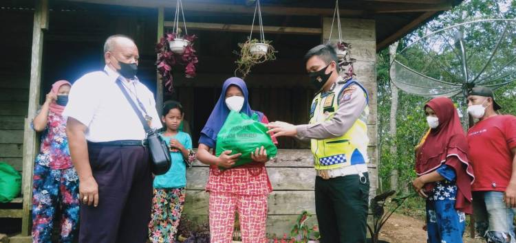 Selain Bagi Sembako Dan Masker, Operasi Yustisi Polres Tapsel Juga Ditandai Dengan Test Swab Antigen Di Pasar Pargarutan