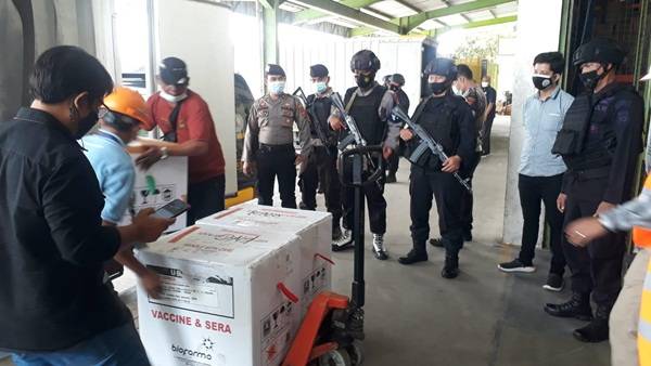 Brimob Kawal Ketat Kedatangan Ratusan Ribu Vaksin Sinovac