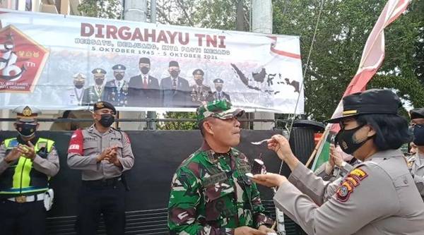Polsek Medan Baru Berikan Kejutan ke Koramil 05/MB Saat HUT ke 76 TNI