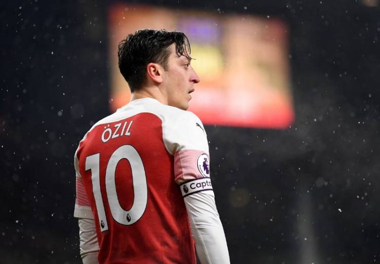 Memanas, Mesut Ozil Lempar Rompi ke Pelatih